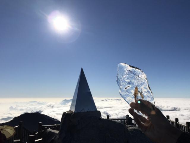 Tin tức trong ngày - Mùng 2 Tết, băng giá phủ trắng đỉnh Fansipan