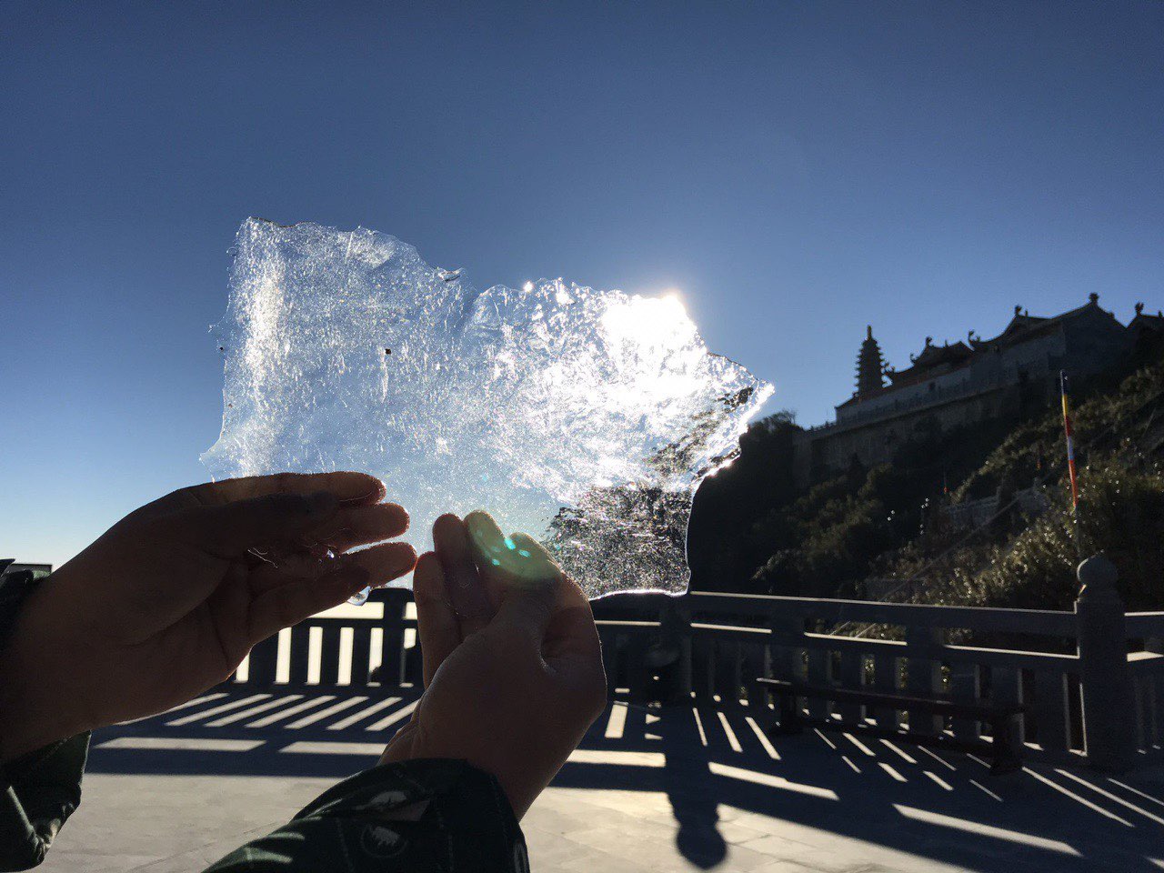 Mùng 2 Tết, băng giá phủ trắng đỉnh Fansipan - 1