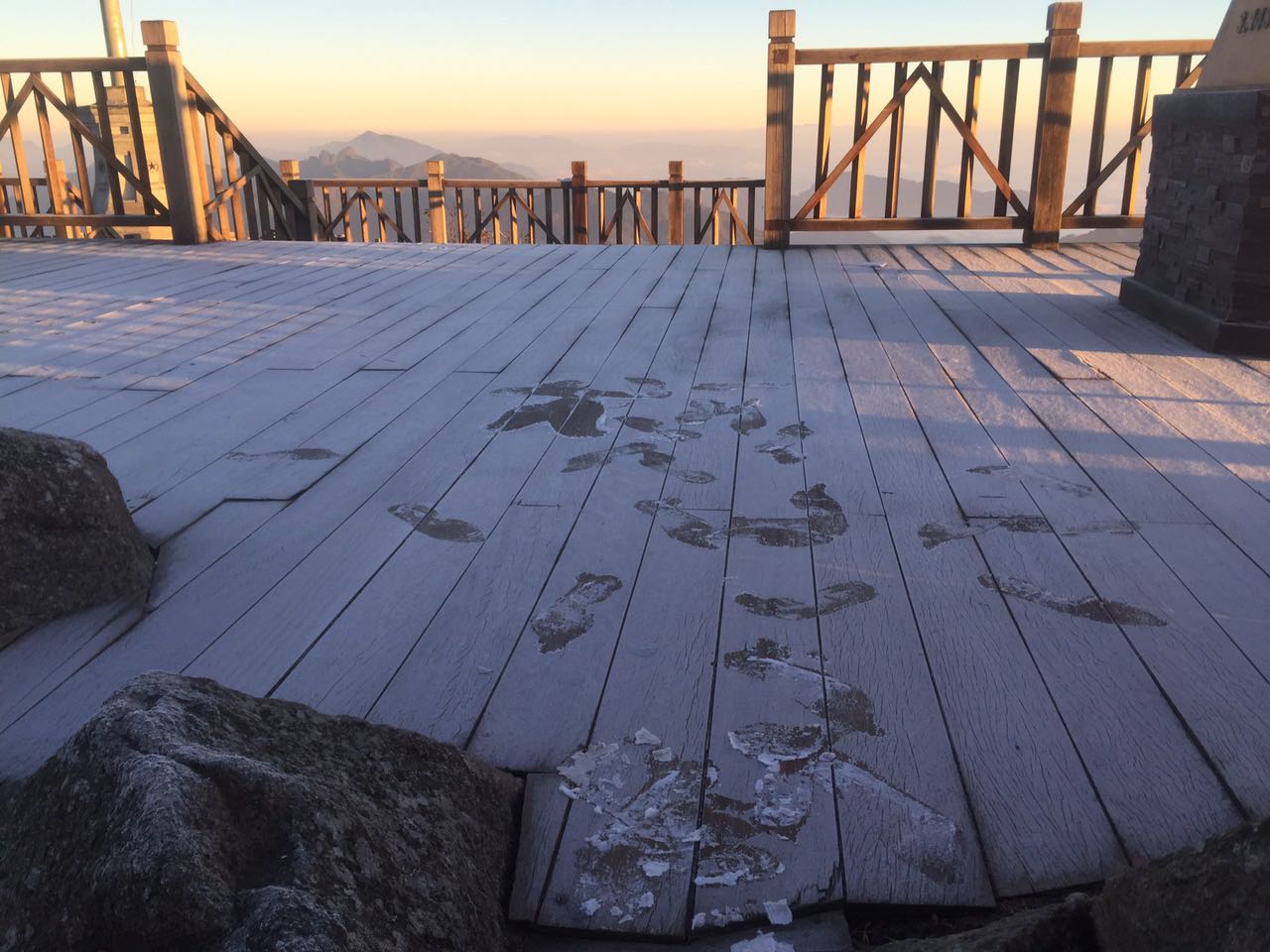 Mùng 2 Tết, băng giá phủ trắng đỉnh Fansipan - 3