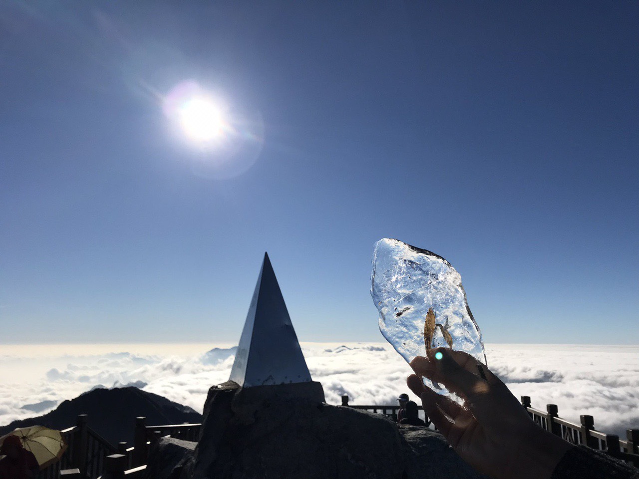 Mùng 2 Tết, băng giá phủ trắng đỉnh Fansipan - 2