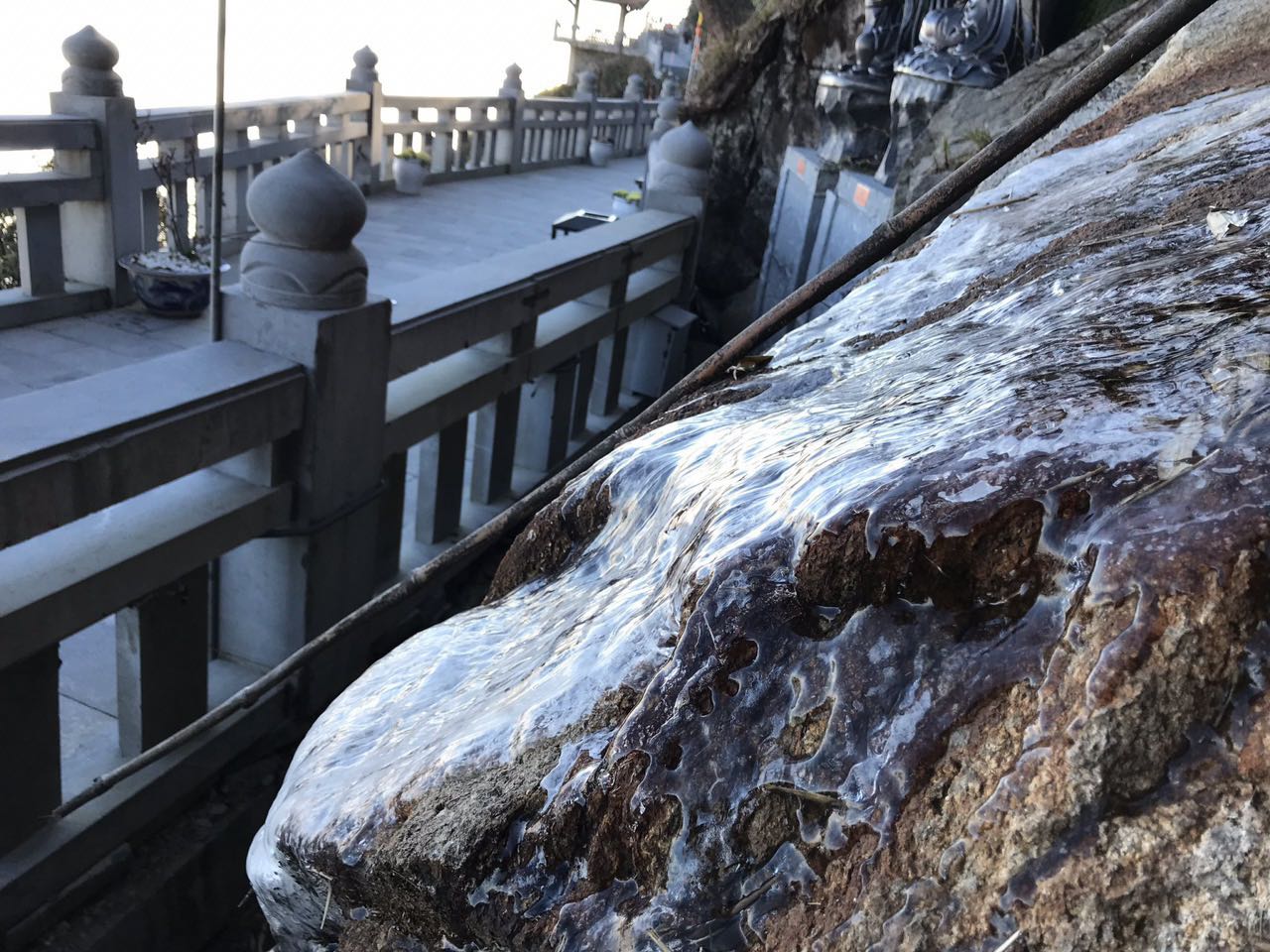 Mùng 2 Tết, băng giá phủ trắng đỉnh Fansipan - 4