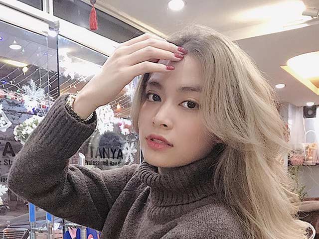 Làm đẹp - "Mỹ nữ mặt mộc" Hoàng Thùy Linh đổi màu tóc thời thượng để chơi Tết