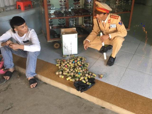 Pháp luật - Ô tô mang biển "111.11" chở người mang theo hàng cấm