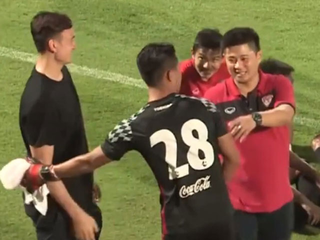 Đặng Văn Lâm chứng kiến thủ môn Muangthong United mắc sai lầm