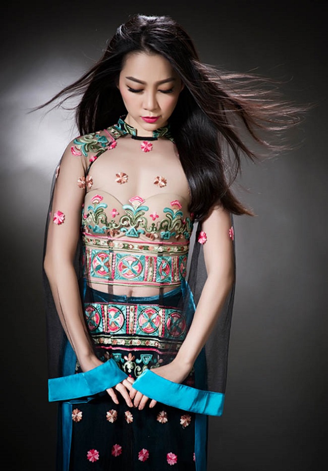 Bộ áo dài này của Linh Nga chỉ nên mặc chụp hình thời trang, không nên mặc đi dự sự kiện hoặc đi chơi ngoài phố. 