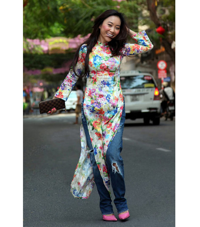 Hay như các mặc áo dài cùng quần jeans rách của Đoan Trang cũng bị cho là không phù hợp.