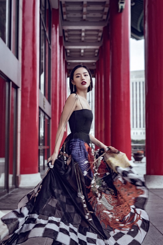 Fashionista Hà thành Khánh Linh: Đồ hiệu không thiếu nhưng vẫn &#34;mượn&#34; áo bạn trai - 1