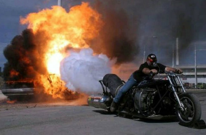 CHOÁNG: Môtô Yamaha độ động cơ máy bay 5.000 công suất - 3