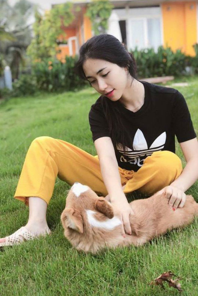 Hòa Minzy từng chia sẻ hình ảnh vui đùa bên chú thú cưng ở bên ngoài sân trước căn penhouse của bạn trai.