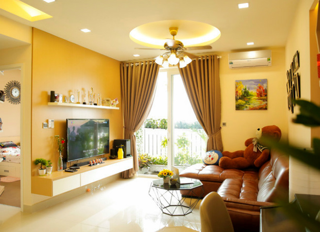Căn nhà được sắp xếp gọn gàng đồ đạc, cửa sổ lớn để đón ánh nắng mặt trời.