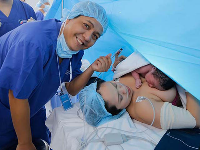 Đời sống Showbiz - Chồng Thanh Thúy vào tận phòng sinh, chứng kiến vợ vượt cạn