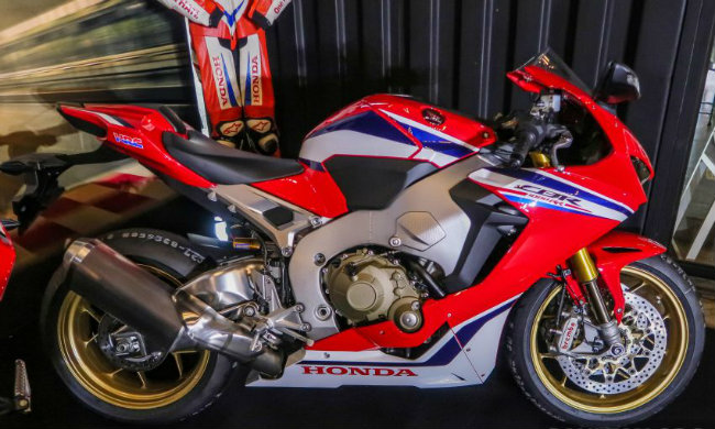 2019 Honda CBR1000RR Fireblade SP vừa ra mắt tại thị trường Malaysia với giá đề xuất 114.999 RM (652,3 triệu VNĐ). Trong khi mẫu siêu xe này được phân phối tại thị trường Việt Nam với giá đề xuất là 678 triệu VNĐ.