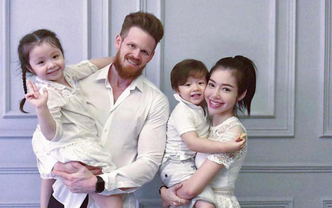 Trong những ngày đầu tháng 1 năm 2019, cộng đồng mạng còn truyền tay nhau bức hình Elly Trần cùng hai con hạnh phúc chụp hình bên một người đàn ông ngoại quốc, được cho là ông xã giấu kín của nữ diễn viên.