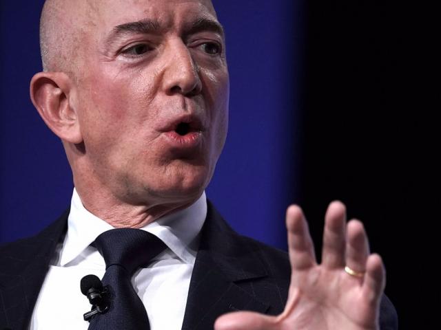 Thế giới - Tỷ phú giàu nhất thế giới bị dọa đăng ảnh khỏa thân với người tình