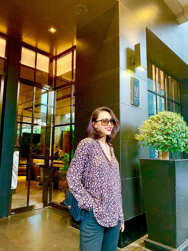 Chiêu mặc sơ mi buông 3 cúc của sao Việt - 6