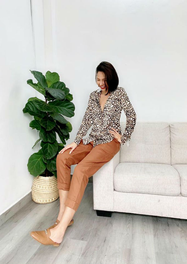 Chiêu mặc sơ mi buông 3 cúc của sao Việt - 5