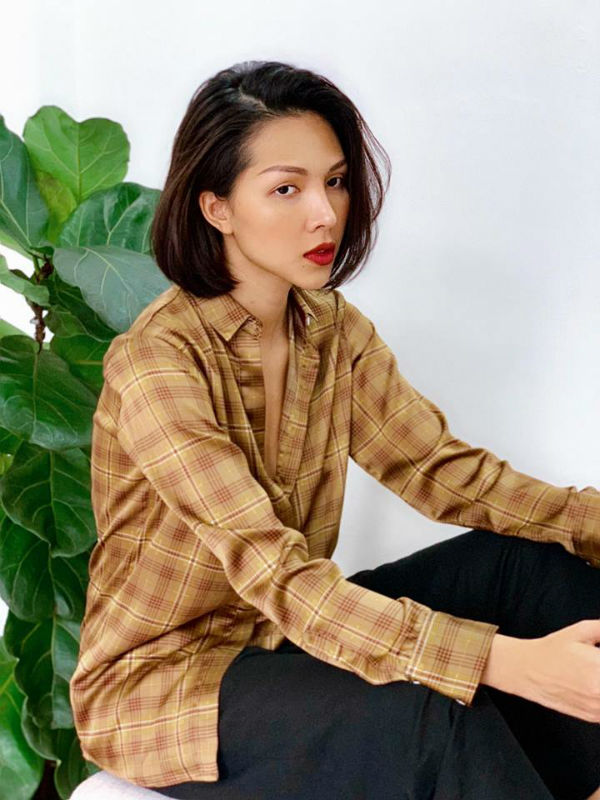 Chiêu mặc sơ mi buông 3 cúc của sao Việt - 4