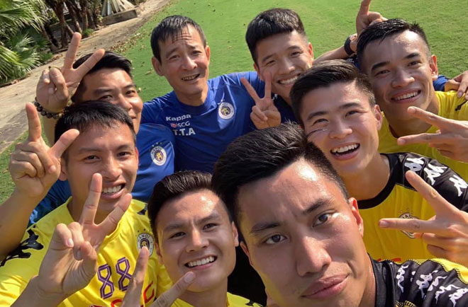 Quang Hải, Hà Nội FC tập khai xuân: Ngoại binh mới phô diễn, thủ môn Tiến Dũng ra mắt - 1