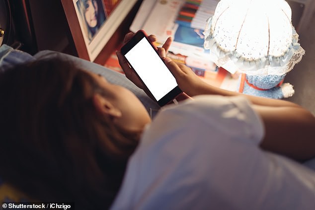 Trẻ em không được sử dụng các thiết bị điện tử ít nhất 1 giờ trước khi ngủ - 1