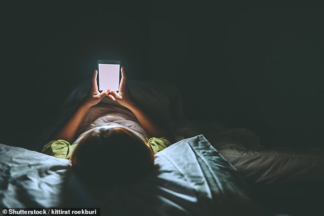 Trẻ em không được sử dụng các thiết bị điện tử ít nhất 1 giờ trước khi ngủ - 2