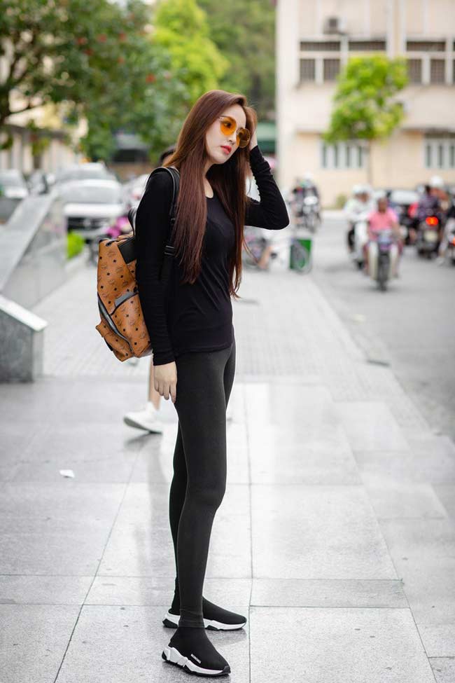 Người đẹp Mai Phương Thúy đã nhiều lần vị soi lỗi mặc legging ôm bó &#34;phản chủ&#34; với hình ảnh khá nhạy cảm và lộ liễu trước ống kính