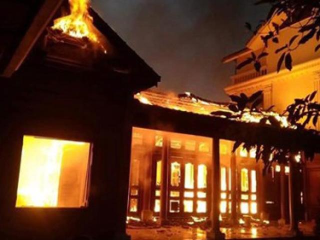 Tin tức trong ngày - Ngôi nhà gỗ tiền tỉ bị thiêu rụi nghi do thắp hương ngày Tết