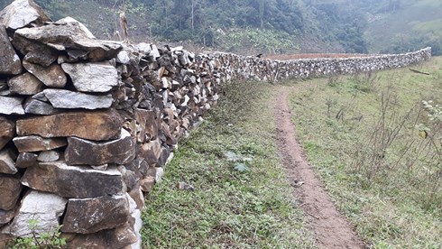 Kỳ lạ tường rào đá &#34;1-0-2&#34; của người Mông ở thung lũng Sài Khao - 1