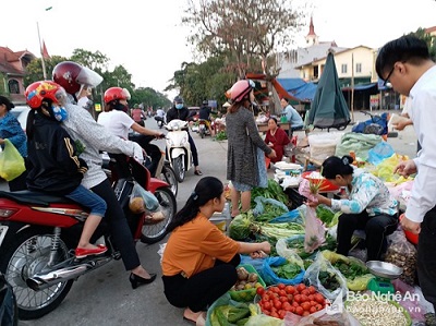 Mùng 5 Tết, rau xanh tăng giá gấp 3 lần vẫn hút khách - 2