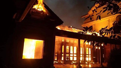 Ngôi nhà gỗ tiền tỉ bị thiêu rụi nghi do thắp hương ngày Tết - 1