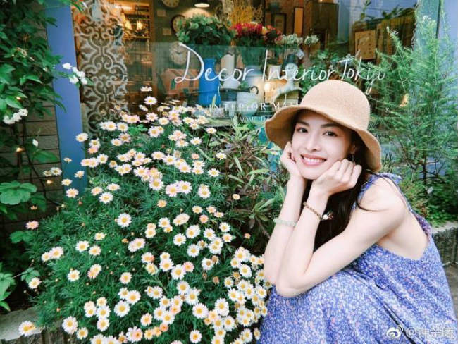 Và ở tuổi 26, mỹ nhân họ Chung vẫn chưa nghĩ tới việc kết hôn mà thay vào đó là tập trung cho sự nghiệp và chăm sóc bản thân.