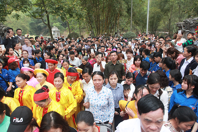 &#34;Tướng Bà&#34; 11 tuổi ở hội Gióng được bảo vệ tránh bị &#34;bắt cóc&#34; - 9