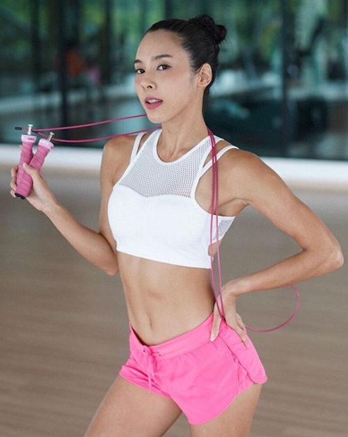 5 bí quyết giữ dáng thon ngày Tết dù ăn thả phanh - 1