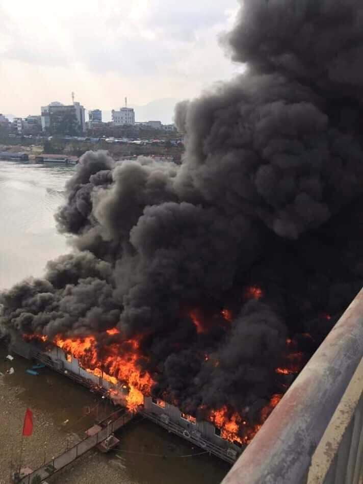 Cháy kinh hoàng tại nhà hàng nổi trên sông Lô ngày mùng 6 Tết - 1