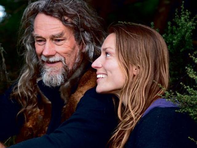 Thế giới - Bỏ nghề giáo viên, người phụ nữ New Zealand vào rừng làm “Tarzan phiên bản nữ”