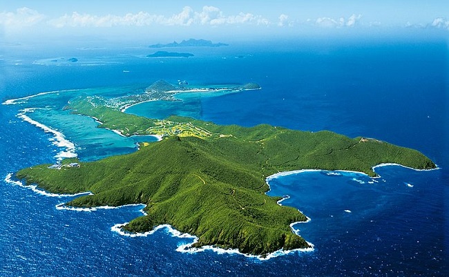 Hòn đảo tý hon Canouan thuộc Quần đảo Grenadines được biết đến rộng rãi với sòng bạc Trump Monte Carlo với những máy đánh bạc và ánh đèn sặc sỡ.