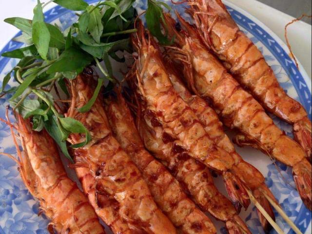 Ẩm thực - Cách làm tôm sú nướng muối ớt cực đơn giản nhưng rất "đắt hàng"