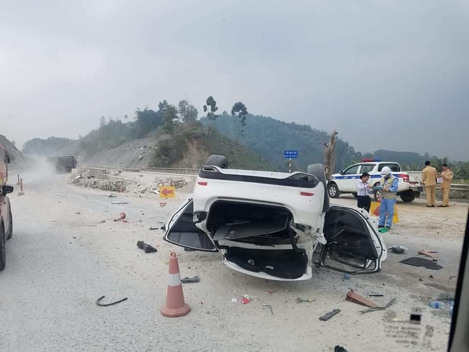 Gặp tai nạn kinh hoàng, xế hộp chở 3 người &#34;phơi bụng&#34; trên cao tốc - 1