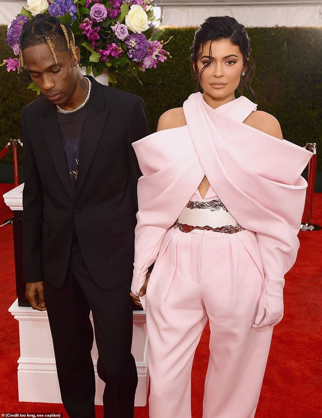 Nữ MC gốc Việt gây sốc trên thảm đỏ Lễ trao giải Grammy 2019 - 14