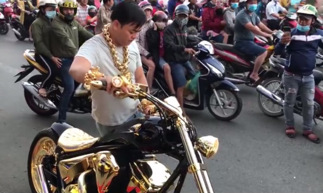 Video: Cận cảnh xe mạ vàng tiền tỷ của tay chơi khét tiếng Việt Nam - 1