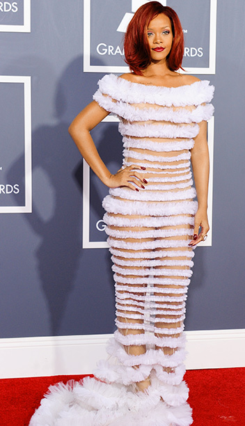 Đâu là bộ váy khiến BTC Grammy phải ra lệnh cấm hở? - 5