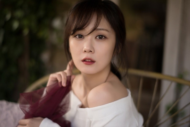 Mỗi lần xuất hiện, Jang Nara lại khiến người đối diện bất ngờ vì sự trẻ trung với làn da căng mịn, gương mặt có nét trẻ thơ.