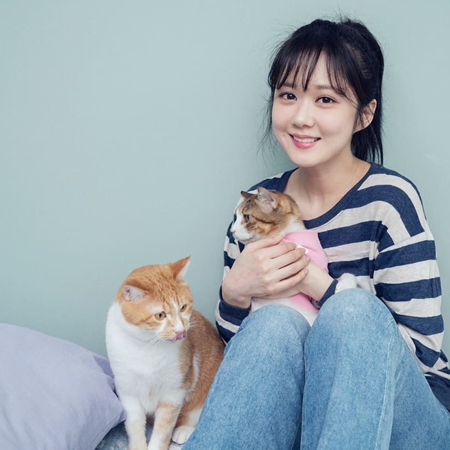 Trên trang cá nhân, cô đào chia sẻ nhiều hình ảnh đời thường và luôn để mặt mộc. Hiện tại, Jang Nara vẫn độc thân. Cô sống một mình và nuôi khá nhiều mèo để bầu bạn.