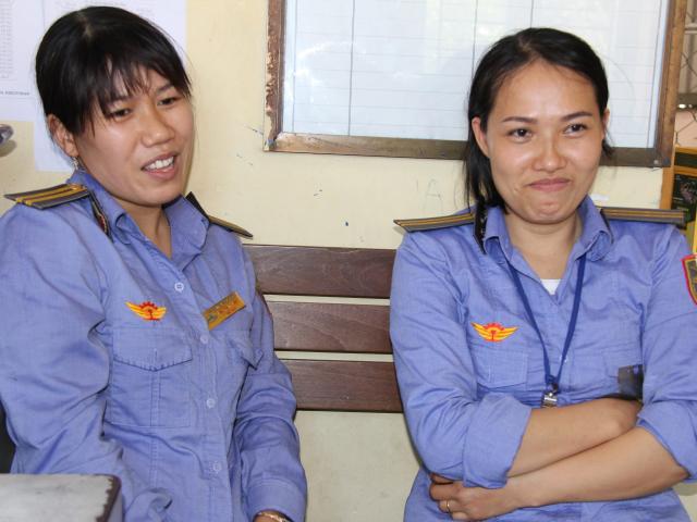 Tin tức trong ngày - Nữ nhân viên gác chắn kể giây phút kéo cụ bà khỏi "cánh tay thần chết"