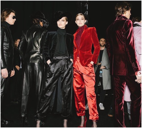 Hot girl làng mẫu sang trọng với suit nhung mở màn show Tom Ford - 1