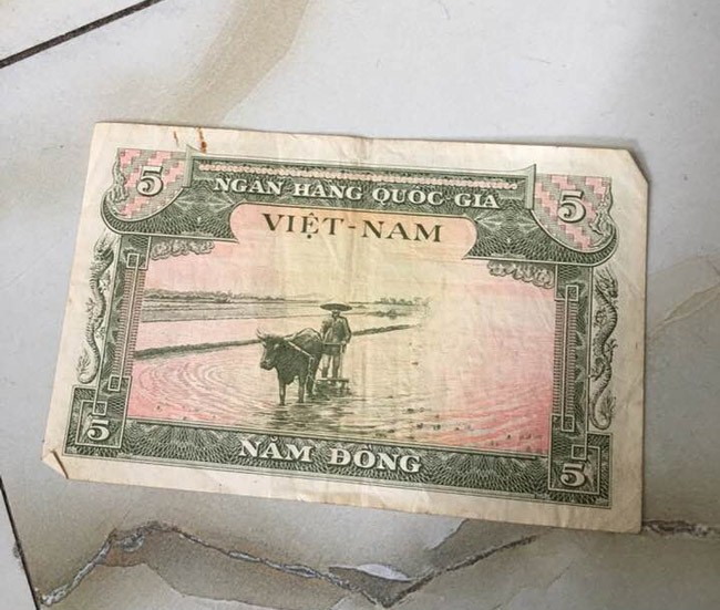 Mặt còn lại của tờ tiền Việt Nam Dân chủ Cộng hòa được in hình công - nông - binh.