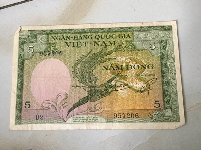 Một mặt của đồng tiền được ghi số hiệu, mệnh giá ghi bằng chữ Ả rập, chữ quốc ngữ và chữ Hán.