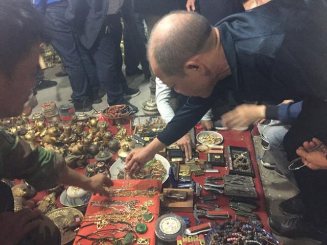 Thị trường - Tiêu dùng - Kỳ lạ chợ “Âm phủ”, hàng vạn người chen chân “vung tiền” mua hàng