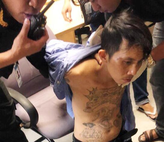 Mang súng giả xông vào sân bay, người đàn ông xăm hình rồng bị nhân viên an ninh quật ngã - 1