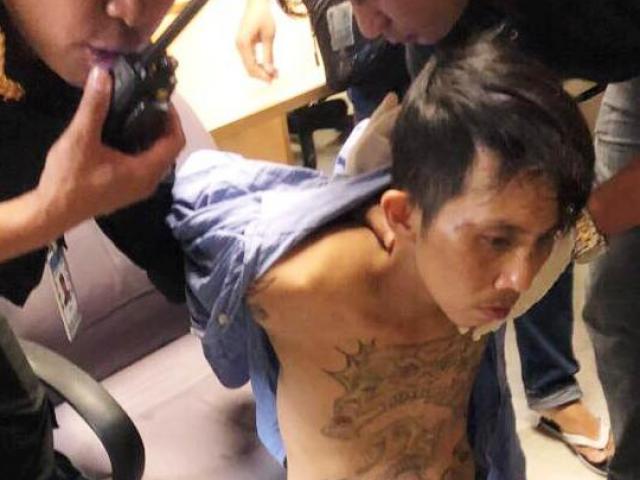 Pháp luật - Mang súng giả xông vào sân bay, người đàn ông xăm hình rồng bị nhân viên an ninh quật ngã