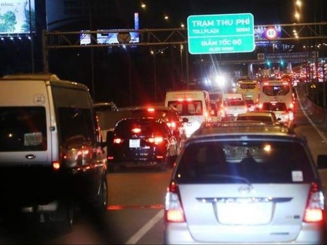 Tin tức trong ngày - “Cấm cửa” 2 xe trên cao tốc: Tổng Cục đường bộ nói VEC sai, phải thu hồi quyết định